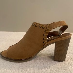Bella Vita open toe booties, size 8.5W. Soft tan leather, 3 1/2” chunky heel.